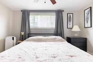 Un dormitorio con una cama grande y una ventana en Courtyard View near Valley 2-2a Georgetown Villas en Fairview Park