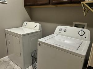 - un lave-linge et un sèche-linge blancs dans la buanderie dans l'établissement Hidden Gem Cozy Home MiCasa TuCasa, à El Paso