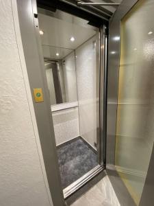 szklane drzwi do prysznica w łazience w obiekcie Forville - AzuRenting Conciergerie -centre ville w Cannes +13 zdjęć