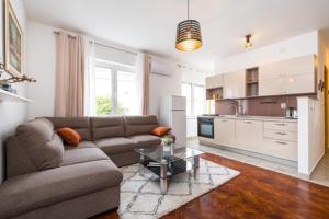 ein Wohnzimmer mit einem Sofa und einem Tisch in der Unterkunft IL MURO apartment in Zadar