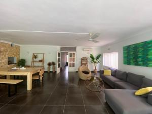 sala de estar con sofá y mesa en L'Oasis Guesthouse en Cotonú