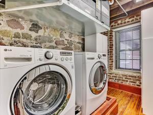 薩凡納的住宿－Riverview Terrace，洗衣房设有两台洗衣机和石墙