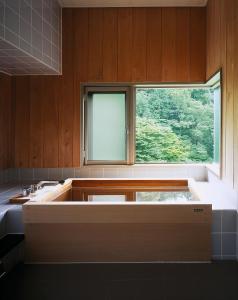 cocina con fregadero y ventana en Sora Togetsusoukinryu, en Izu