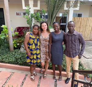 een groep mensen die poseren voor een foto bij L'Oasis Guesthouse in Cotonou