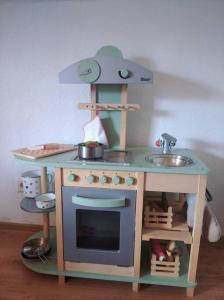 uma cozinha de brinquedo com um lavatório e um fogão em Oase am See em Berumbur