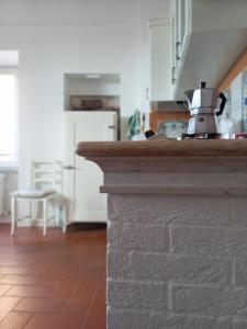 A kitchen or kitchenette at LA CONCHIGLIA - Sirolo Suite