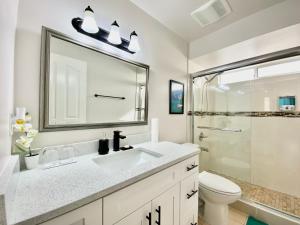 Kupatilo u objektu Burnaby Metrotown Cozy 3 Bedroom Suite