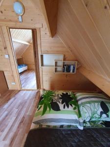um quarto com uma cama numa pequena casa em Hals domki letniskowe em Ustronie Morskie