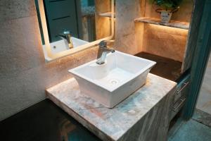 a white sink in a bathroom with a mirror at الاسكتدريه in ‘Izbat al Kūbānīyah