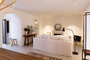 a living room with a white couch and a tv at Con encanto, relajante, céntrica in Fuengirola