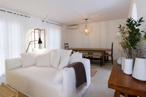 a living room with a white couch and a table at Con encanto, relajante, céntrica in Fuengirola