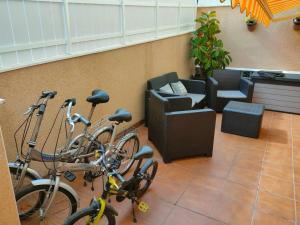 Kerékpározás Apartamento con terraza privada, piscina y pkg környékén