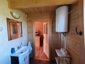 W pokoju znajduje się łazienka z umywalką i toaletą. w obiekcie Hals domki letniskowe w mieście Ustronie Morskie