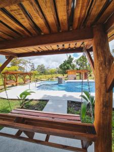 - une balançoire couverte avec vue sur la piscine dans l'établissement Cabañas Don Ramiro, à Colonia Dos Ríos