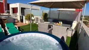 Balkón nebo terasa v ubytování Apartment Beta - 2 Bedrooms, Private Rooftop Patio with Hot Tub, BBQ and View + 13 fotografií