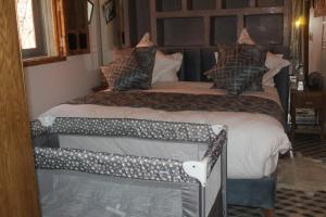 two twin beds in a room with a tv at RIAD LUXE LOCATION le GRIZZLY in Marrakesh
