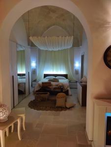 una camera con un grande letto ad arco di Core a Core Suite a Lizzano