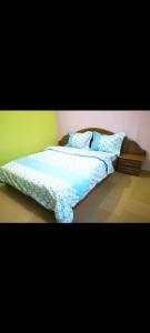 sypialnia z 2 łóżkami i niebieską kołdrą w obiekcie Angelus Meublés 