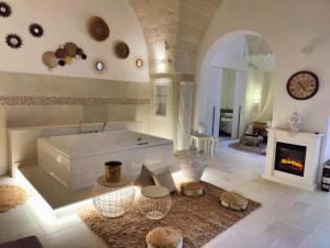 un ampio soggiorno con vasca e camino di Core a Core Suite a Lizzano