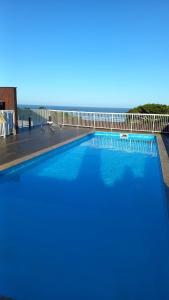 因比圖巴的住宿－Condomínio Residencial Mar Azul，阳台的大型蓝色游泳池
