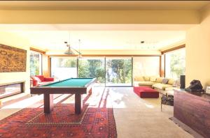 uma sala de estar com uma mesa de bilhar em 5 bedrooms house with lake view shared pool and enclosed garden at Santa Cruz do Douro 1 km away from the beacha em Santa Cruz do Douro