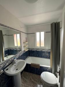 ein Badezimmer mit einer Badewanne, einem Waschbecken und einem WC in der Unterkunft Casa Blue Lagoon KLIMA FREE WIFI POOL SAT TV in San Miguel de Salinas