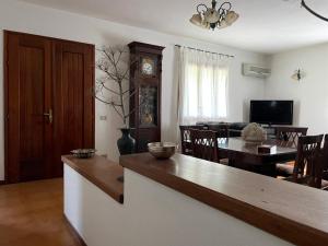 a living room with a kitchen and a dining room at Villa Mariaurelia in Sanalvò