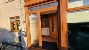 una entrada a un edificio con puerta de madera en Self-catering extended family home en Edimburgo