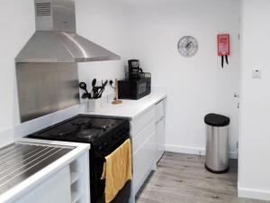 uma cozinha com um fogão e uma bancada em Quay Side em Cemaes Bay