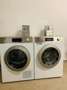 three washing machines are sitting next to each other at FeWo-Strandhuus-107-70-Meter-zum-Strand in Burgtiefe auf Fehmarn 