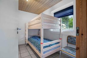 2 beliches num quarto com uma janela em Family-friendly Holiday Home Located In Quiet Surroundings em Hadsund