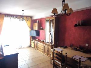 a dining room with a table and a red wall at Tierra de Irta P B LEK in Peñíscola