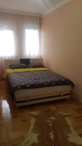 Ένα ή περισσότερα κρεβάτια σε δωμάτιο στο Apartman Svjetlana