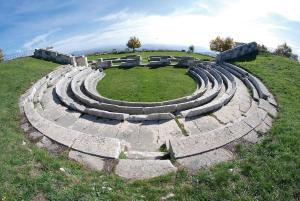 アニョーネにあるCasa San Quirico Agnoneの丘の上に座る大円形競技場