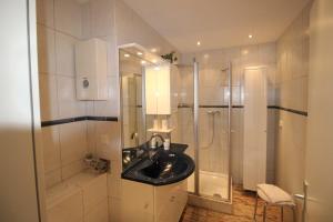 a bathroom with a sink and a shower at Panorama Whg 62, 4 OG in Cuxhaven