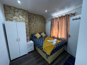 Habitación pequeña con cama y ventana en Good priced Double Rooms in Sherperds bush en Londres