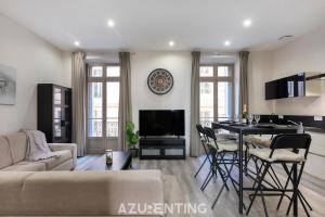salon z kanapą i stołem w obiekcie Beautiful Stay - Azurenting w Cannes