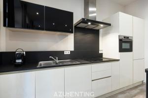 kuchnia z białymi szafkami i zlewem w obiekcie Beautiful Stay - Azurenting w Cannes