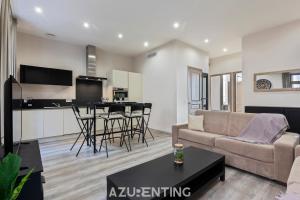 salon z kanapą i stołem w obiekcie Beautiful Stay - Azurenting w Cannes +7 zdjęć