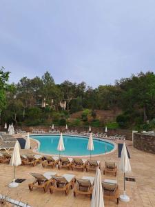 Bazén v ubytování Les Restanques du Golfe de Saint-Tropez nebo v jeho okolí