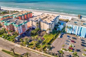 una vista aérea de una playa con edificios y el océano en Beach Palms- Unit 102 en Clearwater Beach