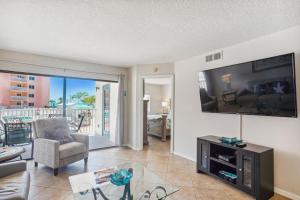 un soggiorno con divano e tavolo di Beach Palms- Unit 102 a Clearwater Beach