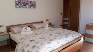 - une chambre avec un grand lit dans l'établissement Balcone sulle Dolomiti, à Comelico Superiore