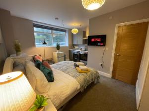 a bedroom with a bed and a tv in it at Lovely 1 bed Studio Apartment 