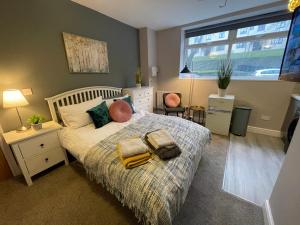 een slaapkamer met een bed met handdoeken erop bij Lovely 1 bed Studio Apartment 