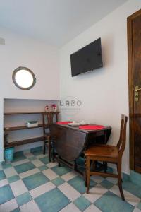 Zimmer mit Badewanne, Tisch und Stuhl in der Unterkunft Choros in Tropea
