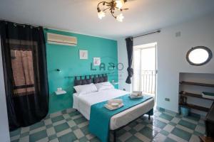 Choros في تروبيا: غرفة نوم بسرير وجدار ازرق