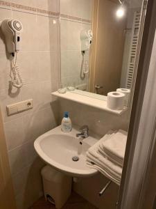 een badkamer met een wastafel en een spiegel bij Santlhof-Chardonnay in Cortaccia