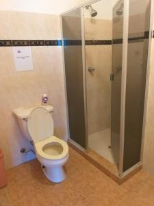 uma casa de banho com um WC e um chuveiro em Kilian Beach House em Playa Blanca