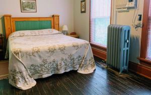 a bedroom with a bed and a radiator at Lakeside Inn in Lakeside